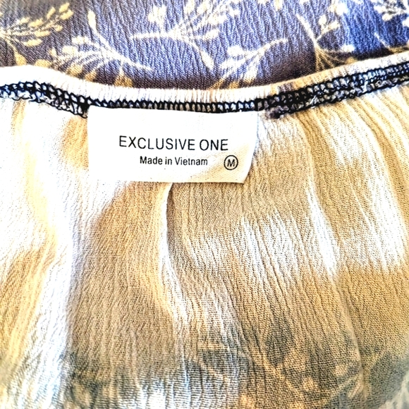 🩵Flowy, Stretchy 3/4 Sleeve Top Floral w/Gradations of Blue and Creamy White - Picture 5 of 7